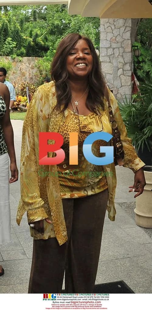 Gloria Gaynor rides golf cart in Acapulco