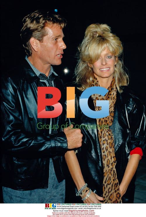 Farrah Fawcett and Ryan O'Neal stroll in LA in 1987
