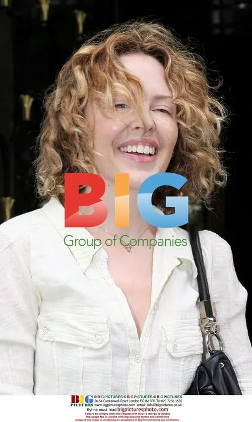 Kylie Minogue leaves Paris hotel