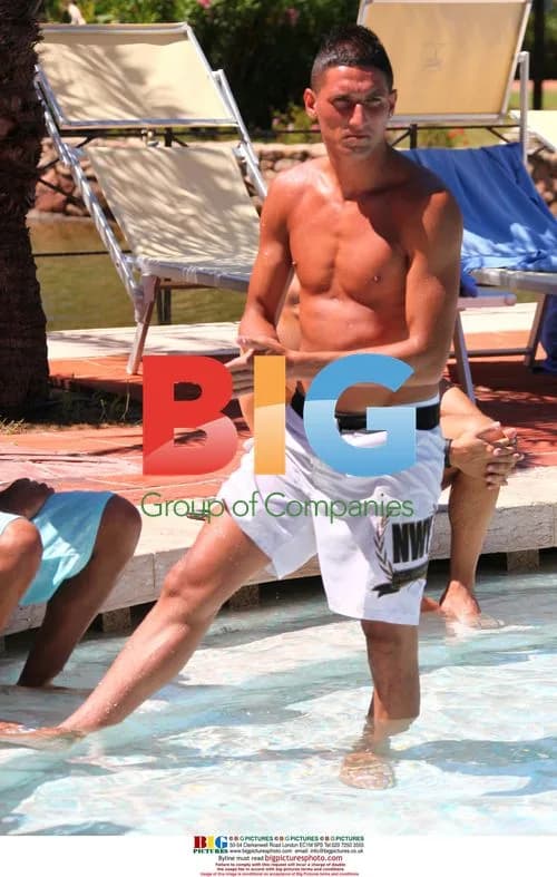 Manchester United players relax in Sardinia