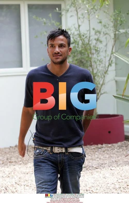 Peter Andre takes delivery of new bed