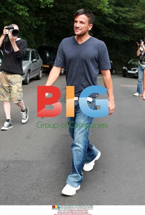 Peter Andre takes delivery of new bed
