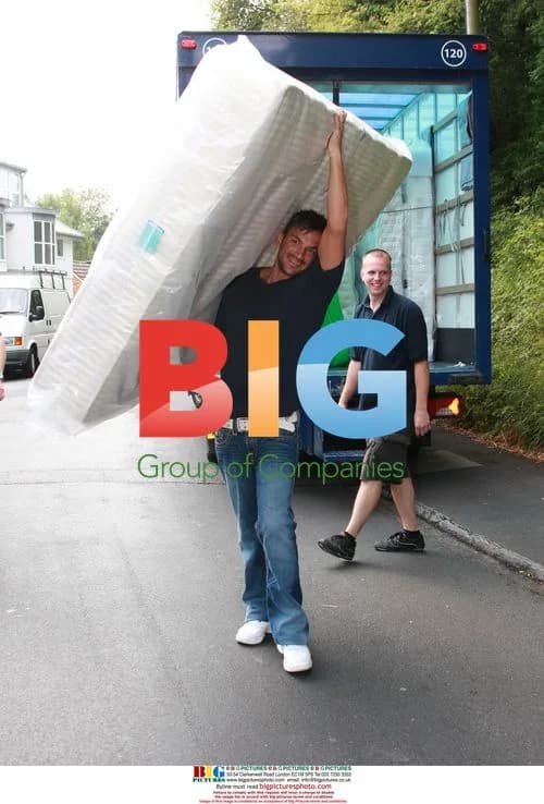 Peter Andre takes delivery of new bed