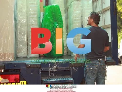 Peter Andre receives new Dreams bed