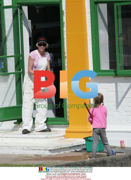 Heather Mills paints vegan cafe in Brighton