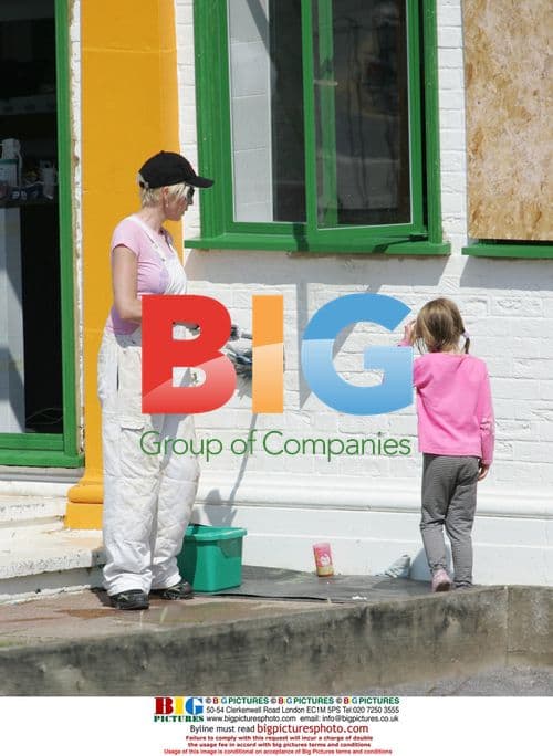 Heather Mills paints new Vegan Cafe