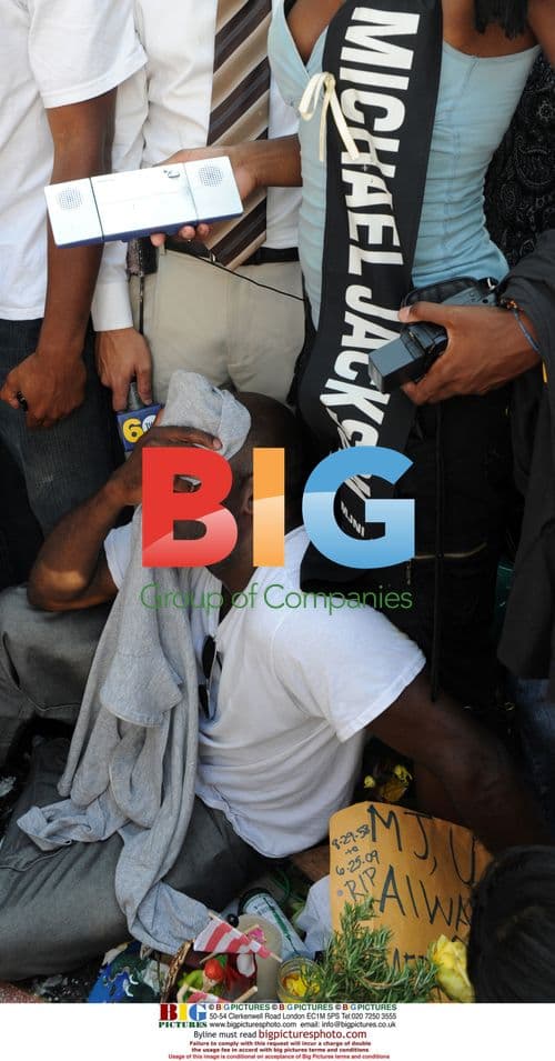 Prince Salvage cries at Michael Jackson's star