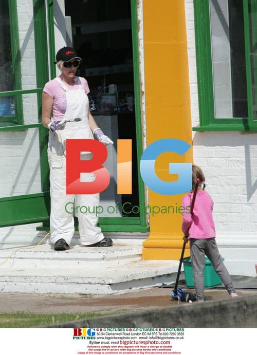 Heather Mills paints new Vegan Cafe in Brighton