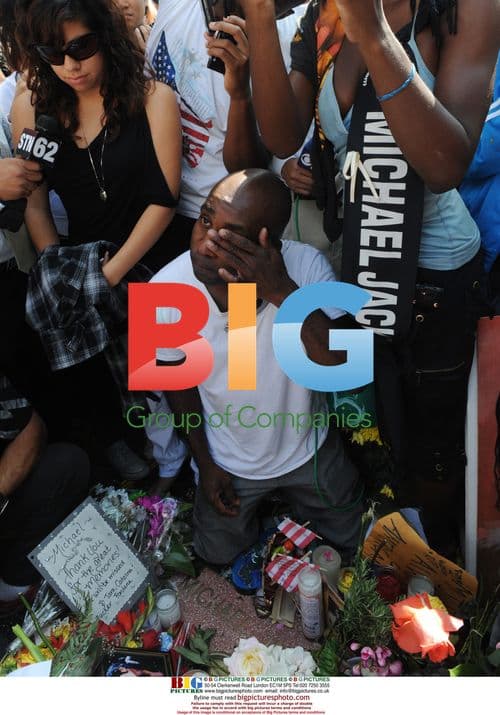 Michael Jackson Fans Mourn at Hollywood Walk of Fame