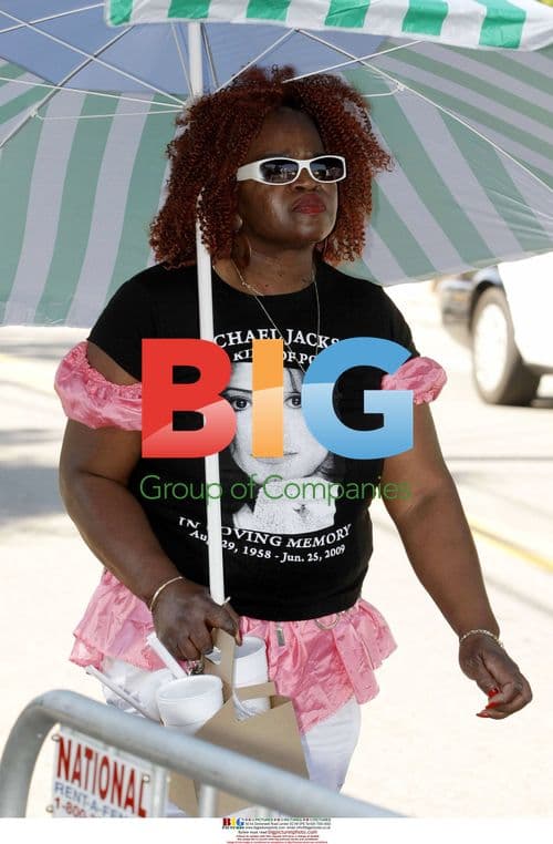 Fans pay tribute to Michael Jackson