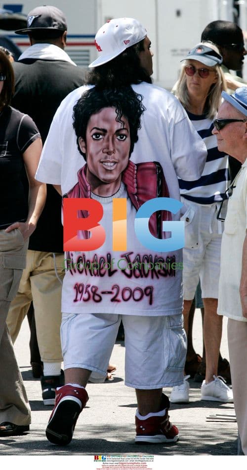 Fans pay tribute to Michael Jackson