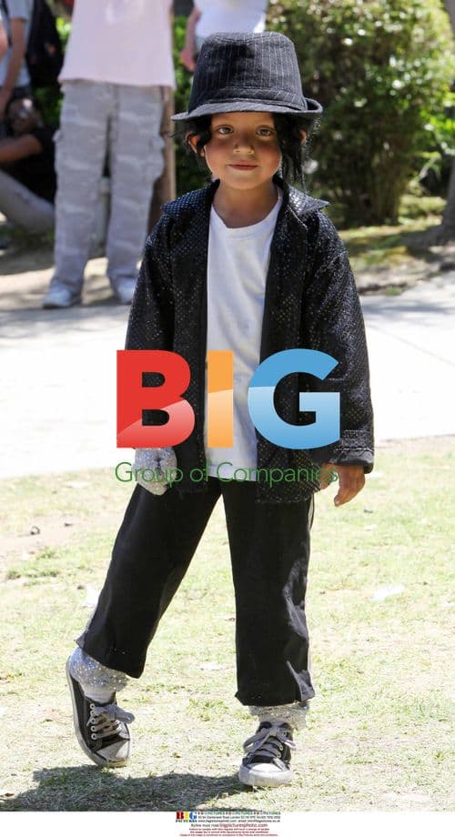 Fans pay tribute to Michael Jackson