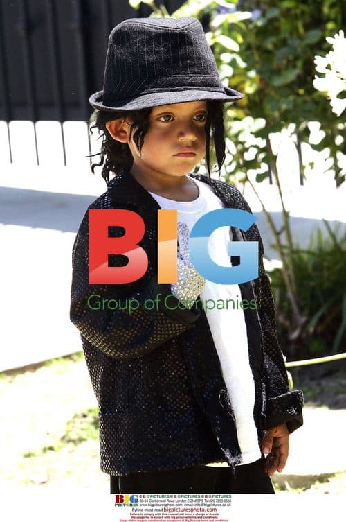 Fans mourn Michael Jackson outside his home