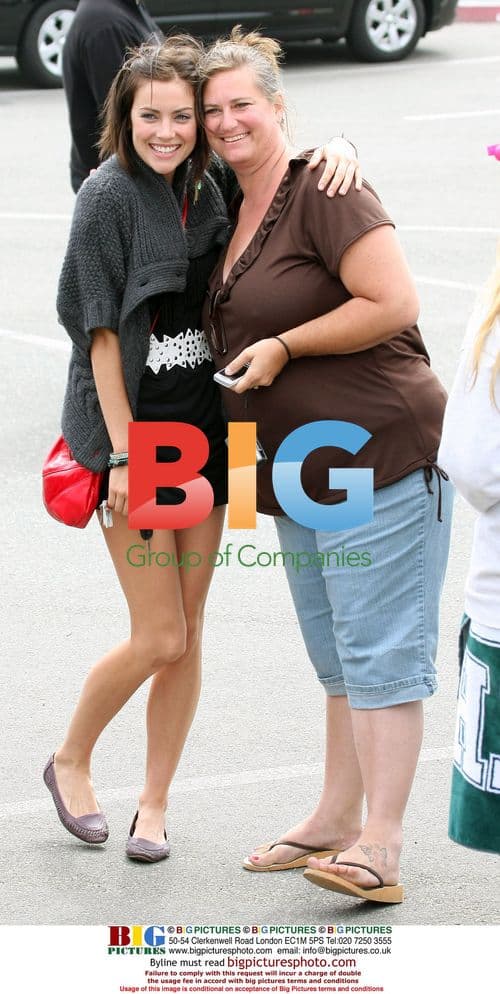 Jessica Stroup, Shenae Grimes on 90210 set