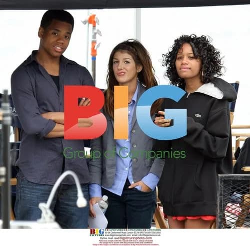 Jessica Stroup, Shenae Grimes, and others on 90210 set