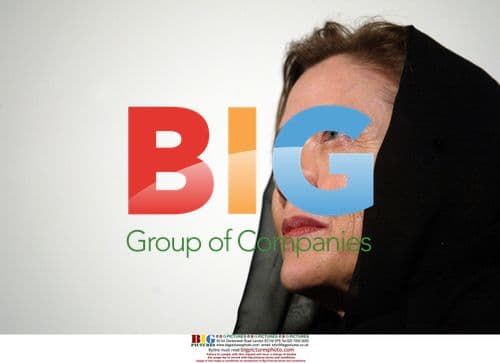 Annette Bening Visits Iran's Cinema Museum