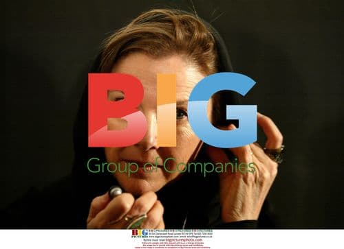 Annette Bening Visits Iran's Cinema Museum