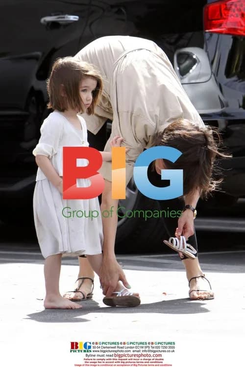 Suri Cruise Exits Art Class