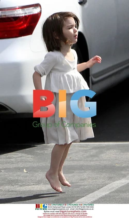 Suri Cruise exits art class in Santa Monica