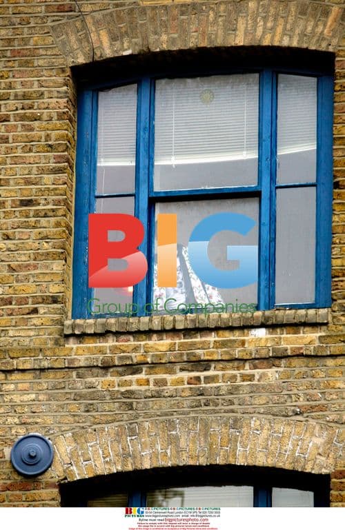 Alfie Allen and Jaime Winstone house hunting