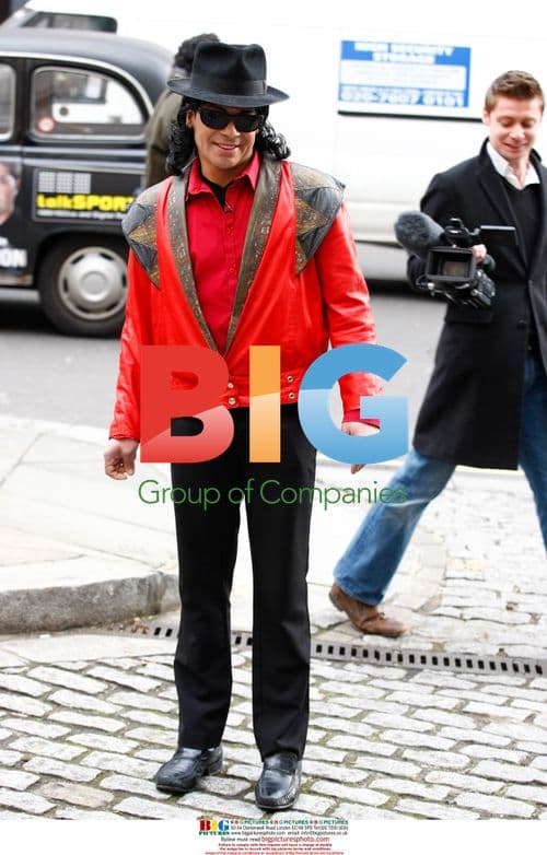 Michael Jackson impersonator creates scene in London
