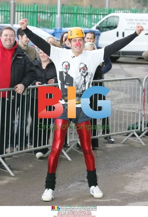 Vernon Kay abseils down Twickenham Stadium for Comic Relief