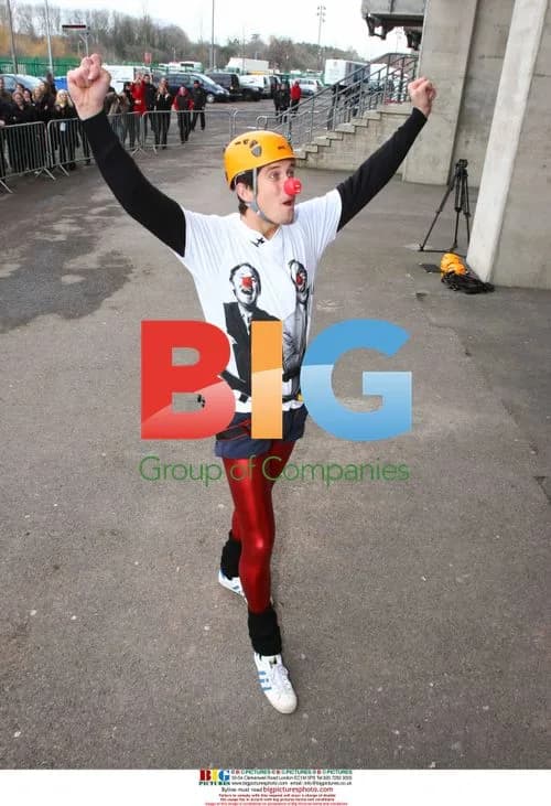 Vernon Kay abseils Twickenham Stadium for Comic Relief