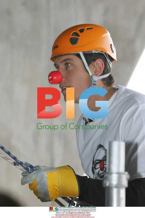 Vernon Kay Abseils for Comic Relief