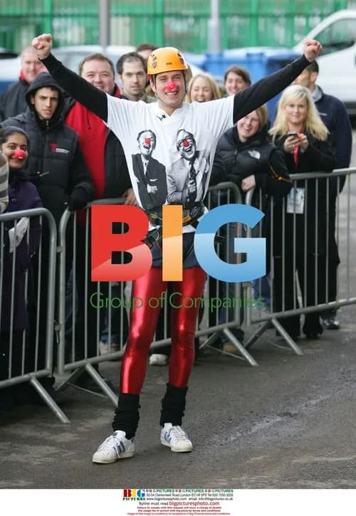Vernon Kay abseils for Comic Relief
