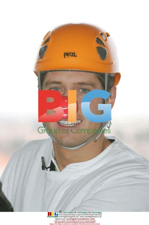 Vernon Kay Abseils for Comic Relief