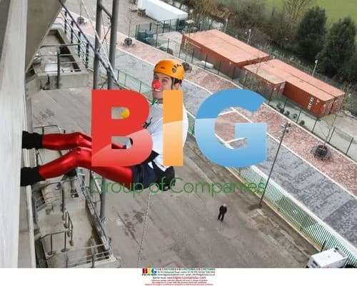 Vernon Kay abseils for Comic Relief