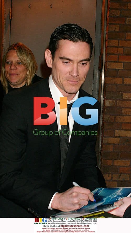 Billy Crudup signs 'Watchmen' memorabilia