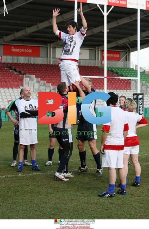 Vernon Kay Learns to Play Rugby for Comic Relief