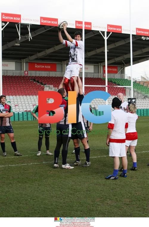 Vernon Kay Plays Rugby for Comic Relief