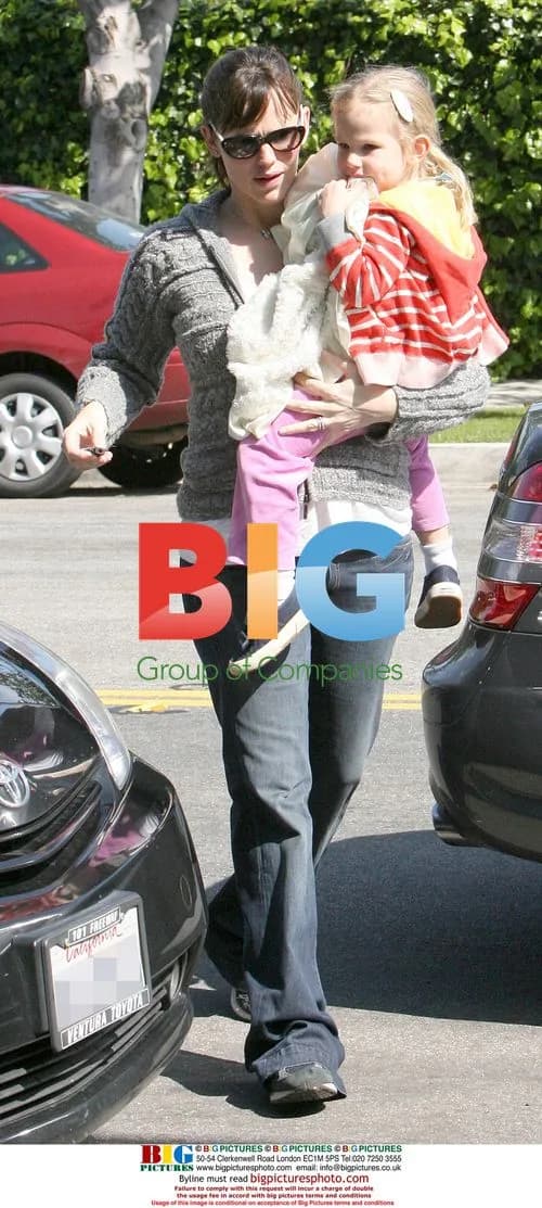 Jennifer Garner and daughter Violet at art class