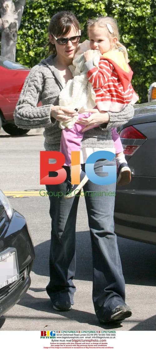 Jennifer Garner and daughter at art class