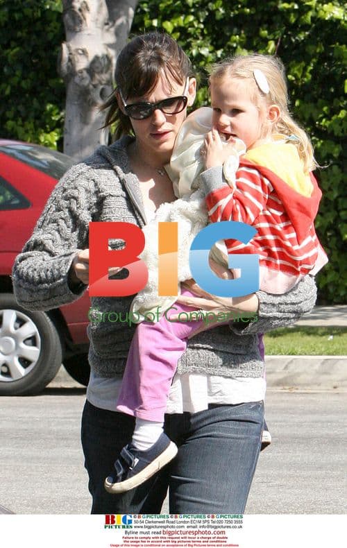 Jennifer Garner and daughter at art class