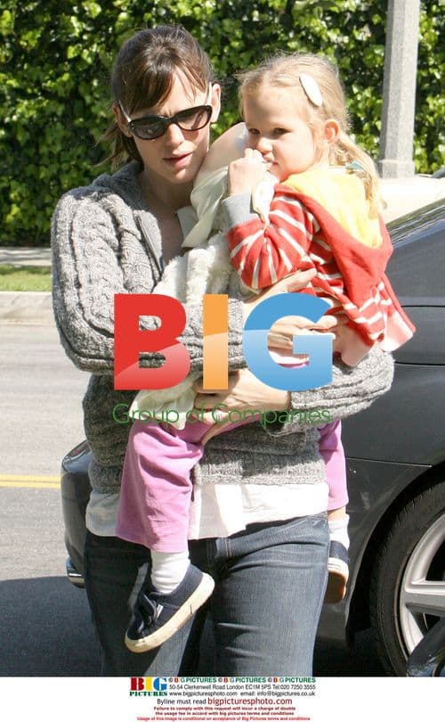 Jennifer Garner and daughter at art class