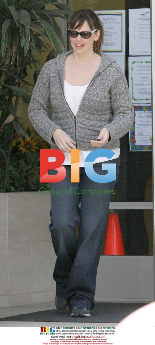 Jennifer Garner and daughter Violet at art class