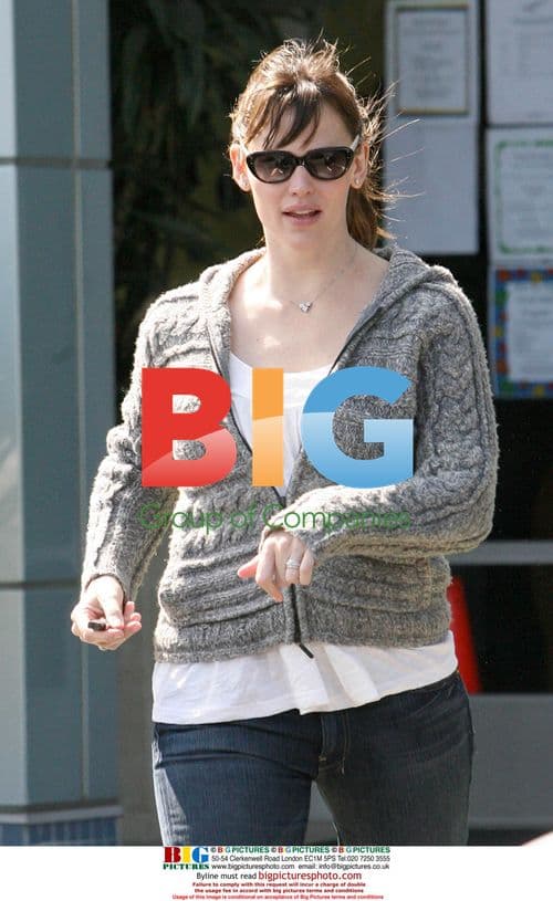 Jennifer Garner and daughter attend art class