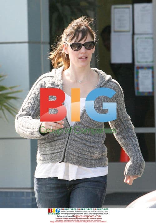 Jennifer Garner and daughter Violet attend art class