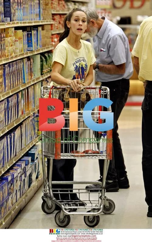 Jennifer Love Hewitt shopping at Gelson's market