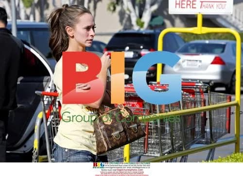 Jennifer Love Hewitt shops at Gelson's