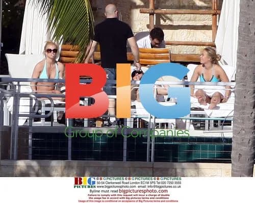 Britney Spears Relaxes on Hotel Roof