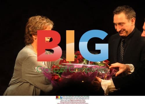 Moises Kaufman presents Jane Fonda with flowers