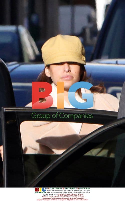 Eva Mendes and boyfriend arrive in Paris