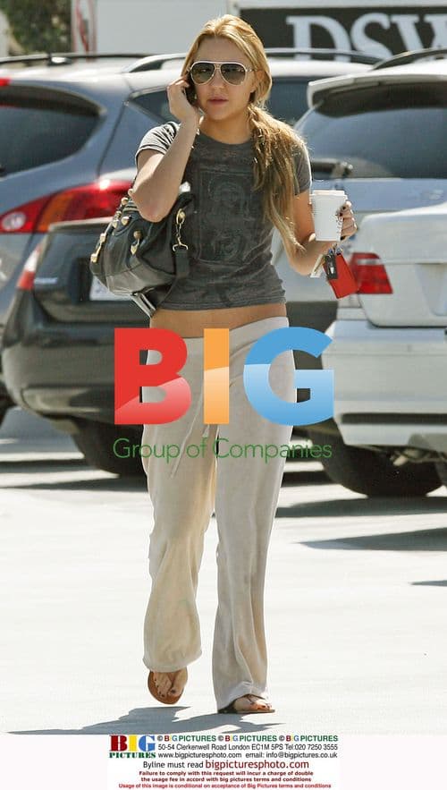 Amanda Bynes picks up latte, talks on phone