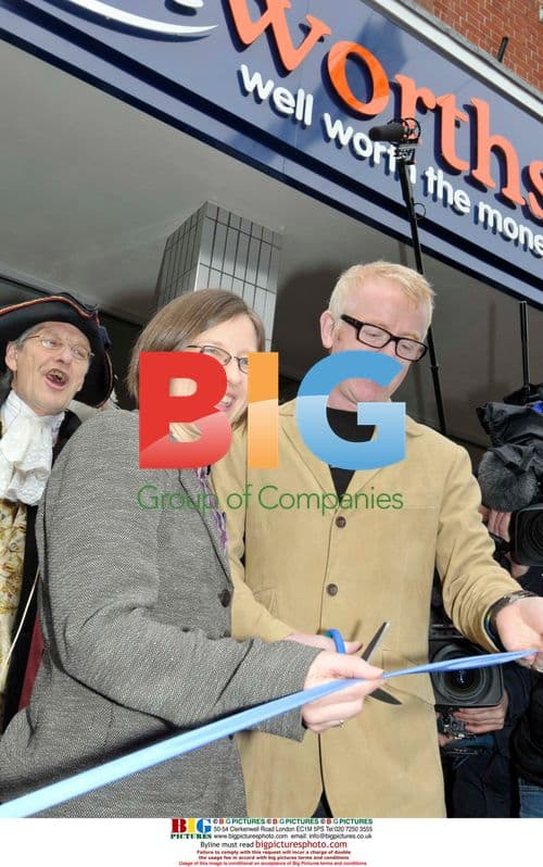 Chris Evans opens Wellworths store in Dorchester