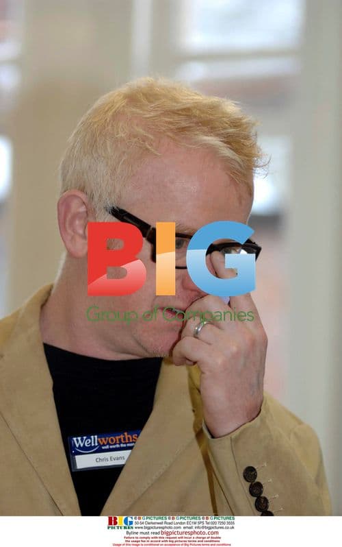 Chris Evans Opens Wellworths Store in Dorchester