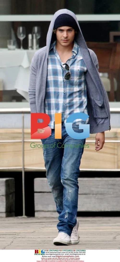 Zac Efron strolls with mystery girl in Sydney